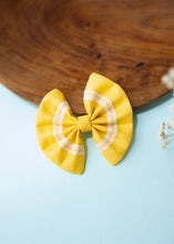 गैलरी व्यूवर में इमेज लोड करें, Yellow Flutter Lace Bow for Girls