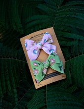 गैलरी व्यूवर में इमेज लोड करें, Elegant Knot Combo Hair Clips for Girls | Green and Pink