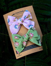 गैलरी व्यूवर में इमेज लोड करें, Elegant Knot Combo Hair Clips for Girls | Green and Pink