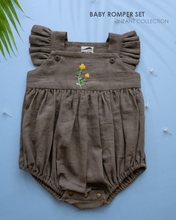 गैलरी व्यूवर में इमेज लोड करें, A cute baby romper kept on a blue background with a leaf aside.
