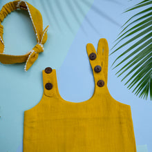 गैलरी व्यूवर में इमेज लोड करें, A beautiful deep yellow extendable shift dress with matching hair accessory with leaf aside.