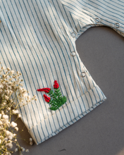 गैलरी व्यूवर में इमेज लोड करें, A cute baby girl dress along with matching hair accessory and some flower aside.