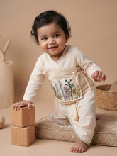 गैलरी व्यूवर में इमेज लोड करें, Jamna Set for Newborn Boys | Chanderi Silk | Off White

