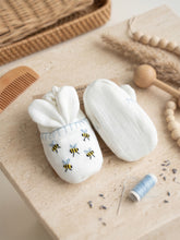 गैलरी व्यूवर में इमेज लोड करें, Bumble Bee Booties for Girls | Embroidered - Off -White
