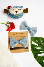 गैलरी व्यूवर में इमेज लोड करें, It is a picture of two bows that is Vintage Lace Bows | Hair Clips | Infant and Kids against a white background
