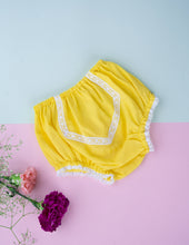 गैलरी व्यूवर में इमेज लोड करें, Organic Cotton Mul Baby Bloomers | Lace Diaper Cover| Yellow
