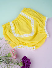 गैलरी व्यूवर में इमेज लोड करें, Organic Cotton Mul Baby Bloomers | Lace Diaper Cover| Yellow
