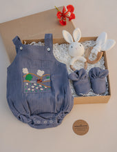 गैलरी व्यूवर में इमेज लोड करें, Organic Cotton Muslin Baby Boy Gift Hamper | The Cozy Sheep
