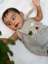 गैलरी व्यूवर में इमेज लोड करें, Baby Boy Gift Hamper with Cotton Romper and Swaddle | The Little Lamb | Grey
