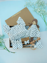 गैलरी व्यूवर में इमेज लोड करें, Midnight Bloom Newborn Baby Hamper| Black Floral
