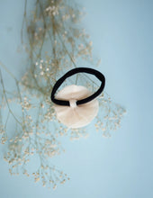 गैलरी व्यूवर में इमेज लोड करें, An upside down picture of Flower Headband | Cotton | Off-White, hair accessories
