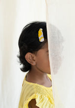 गैलरी व्यूवर में इमेज लोड करें, A picture of kid behind a curtain, half visible who is wearing an Embroidery Tic Tac Hair Clip for hair accessories
