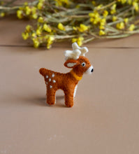 गैलरी व्यूवर में इमेज लोड करें, A beautiful handmade deer toy kept upon a peach background with some flowers aside.
